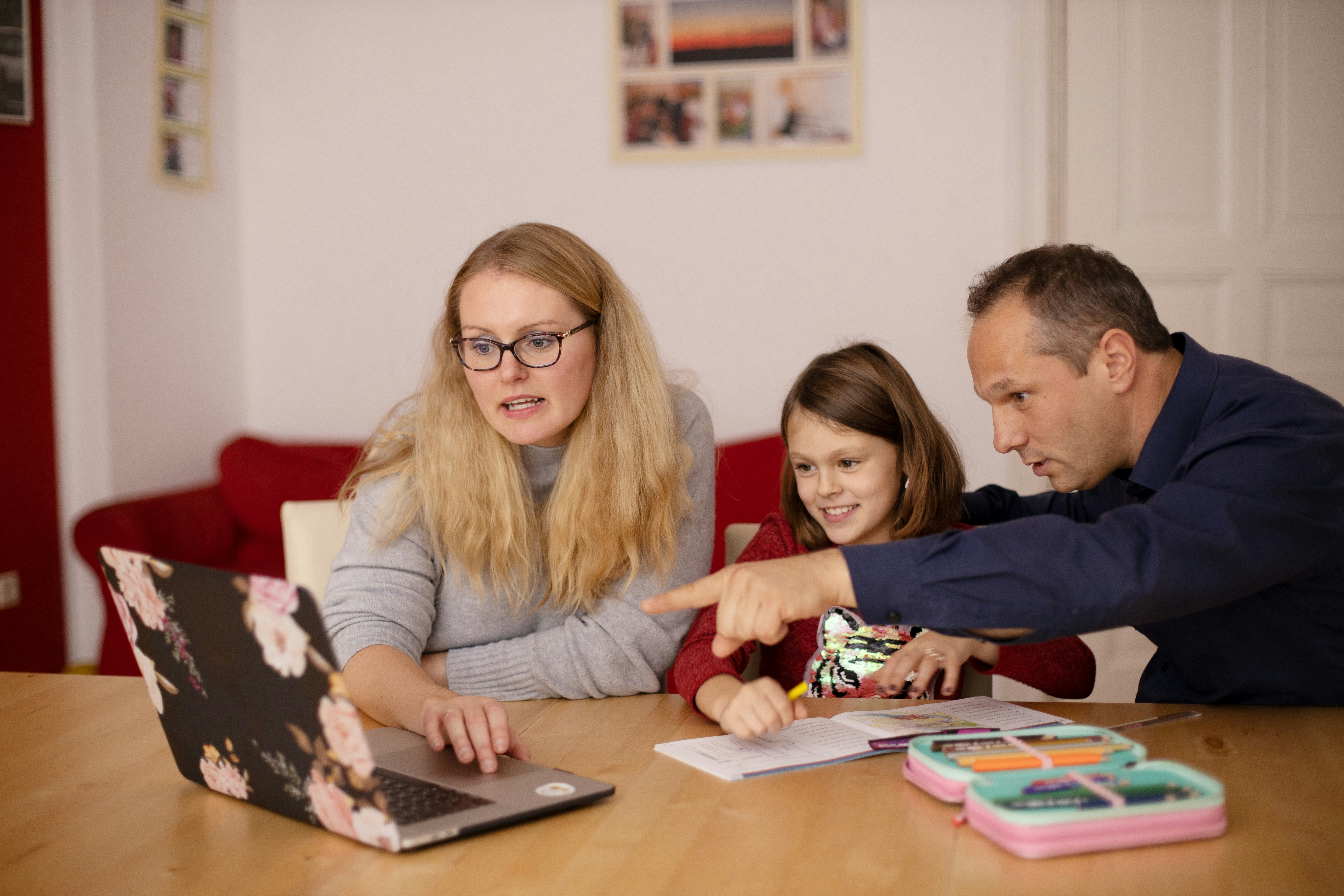 Familj tillsammans inomhus