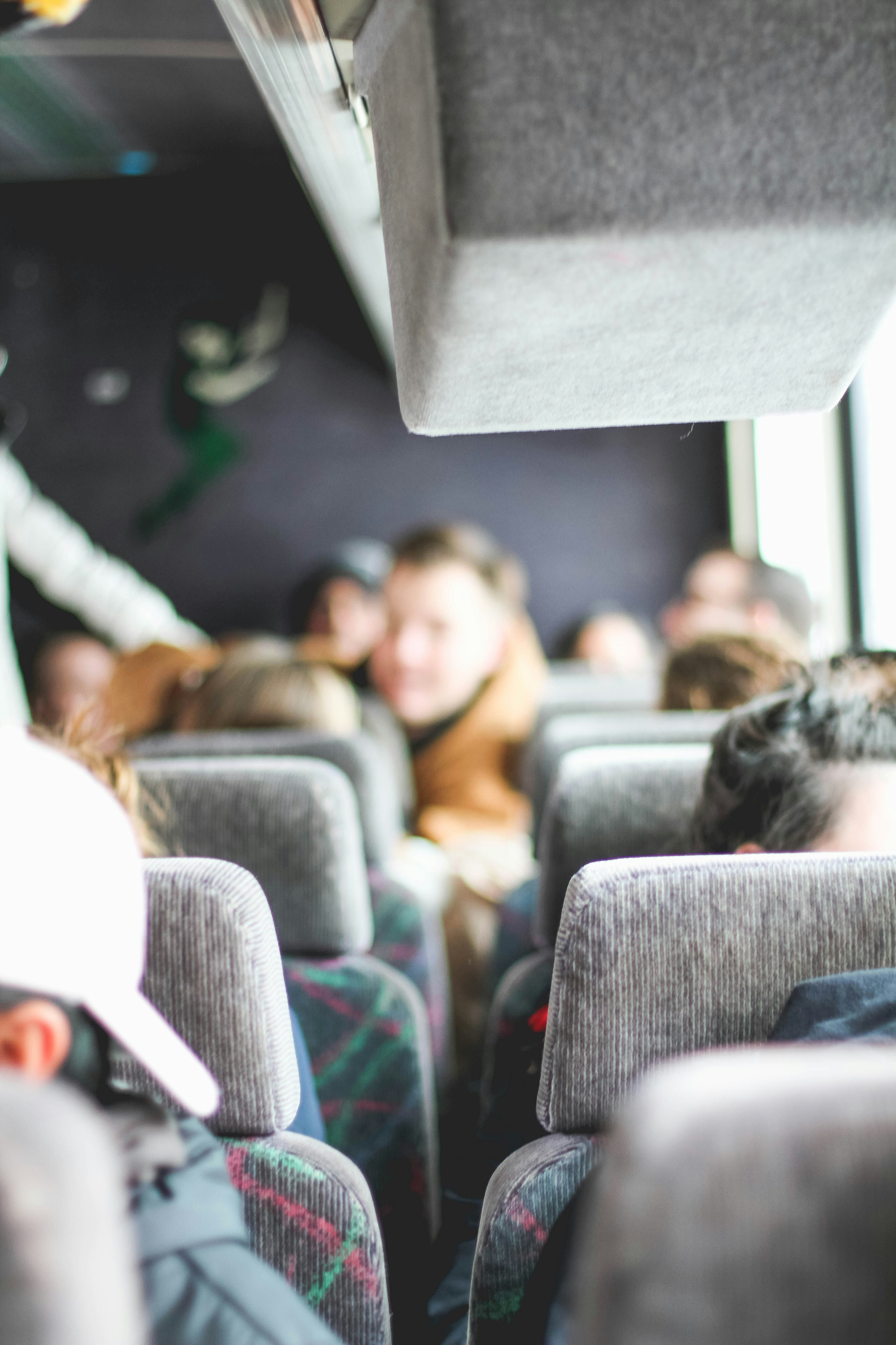 Person stiger på stadsbuss